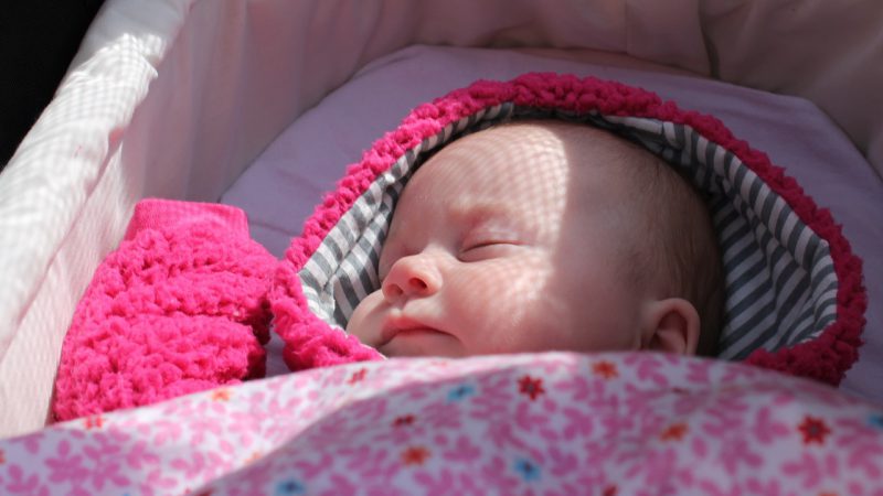 Spacery z dzieckiem chłodną porą – czy śpiworek to konieczność?